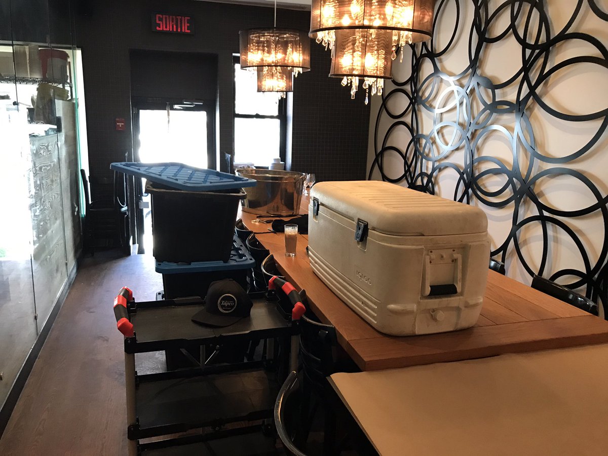 It's set up time for tonight #catering for <a href="/DesjardinsGroup/">Desjardins Group</a> #VilleMontRoyal ! <a href="/Restotapeo/">RestoTapeo</a>