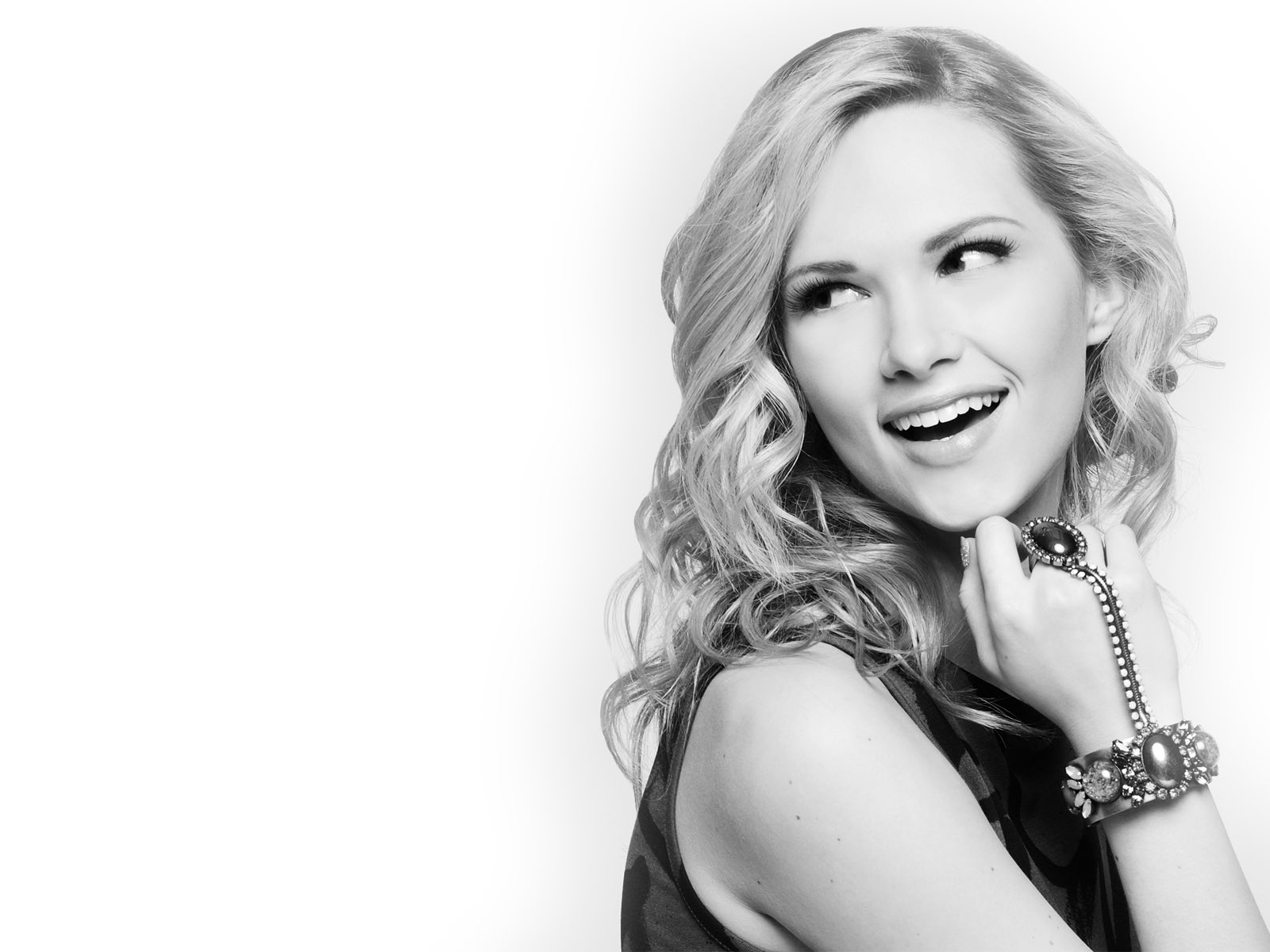    We wish a very happy birthday to Claudia Lee! ¡Feliz cumpleaños 