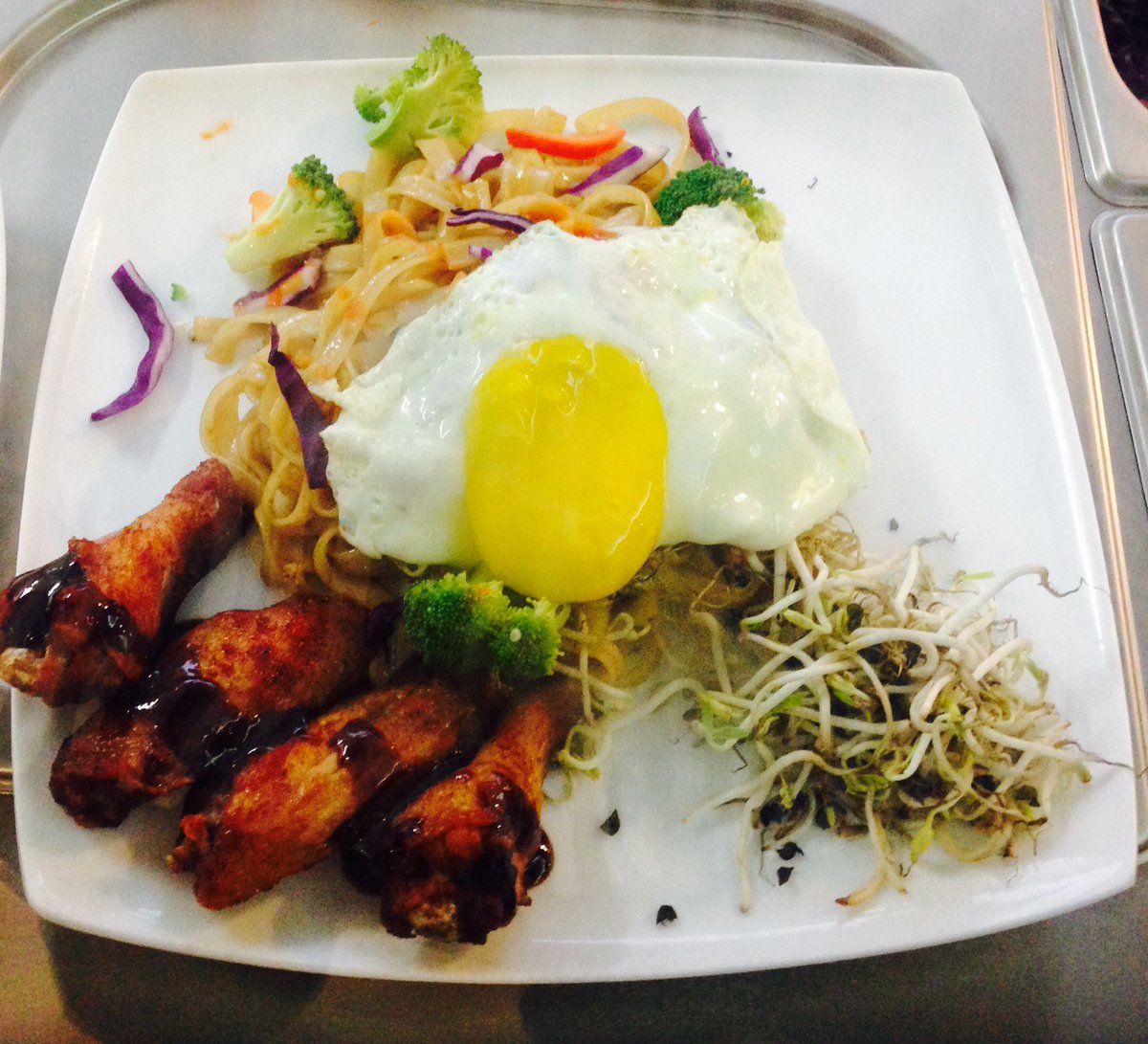 Pad Thai noodles wid #Chicken Wings #TheCantinaSpecials #TheCantina #ChefSpecialOfTheDay #YummyCantina #Noodles #yummy