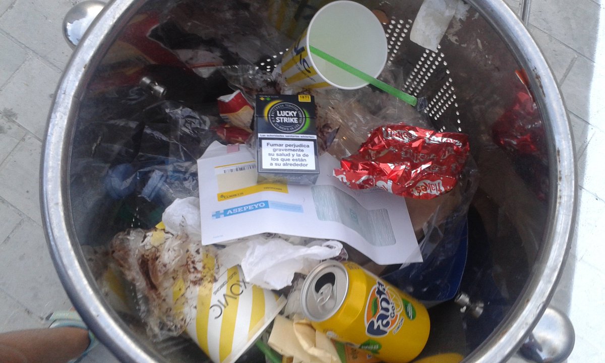 JulioBasulto_DN's tweet photo. Tirad de vez en cuando 1 manzana mordida a las papeleras, por favor,  aunque solo sea para alegrarnos el día a los nutricionistas. Gracias. https://t.co/WlvRv7fIje
