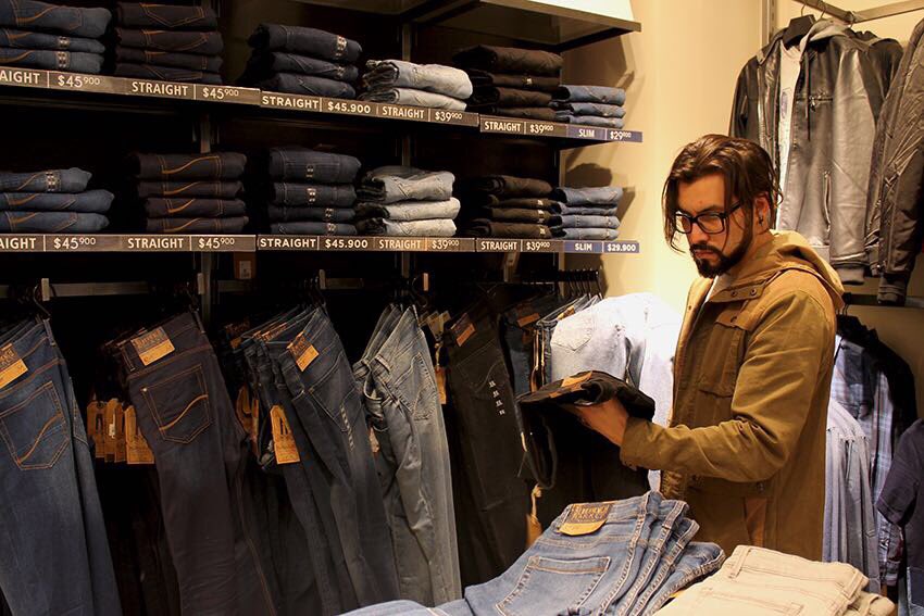 Edo Caroe (@edocaroemago) on Twitter photo Cuando fui a Europa me perdieron las maletas y Celio me salvó allá. Muy buenos jeans ! <a href="/celiochile/">Celio Chile</a> #OweCelio Cuando fui a Europa me perdieron las maletas y Celio me salvó allá. Muy buenos jeans ! <a href="/celiochile/">Celio Chile</a> #OweCelio