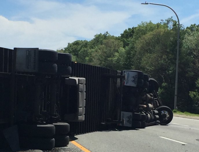 NBC10's tweet photo. Traffic Alert: tractor-trailer rollover on 95 south at exit 5 in West Greenwich causing back up. https://t.co/Voi7B3VUv4
