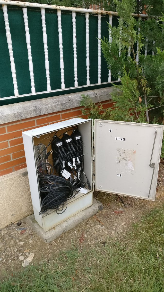 cbusgut's tweet photo. @telefonica @movistar_es así han dejado sus técnicos la caja, en una zona donde hay niños. Es posible? https://t.co/0JxWfWFuyl