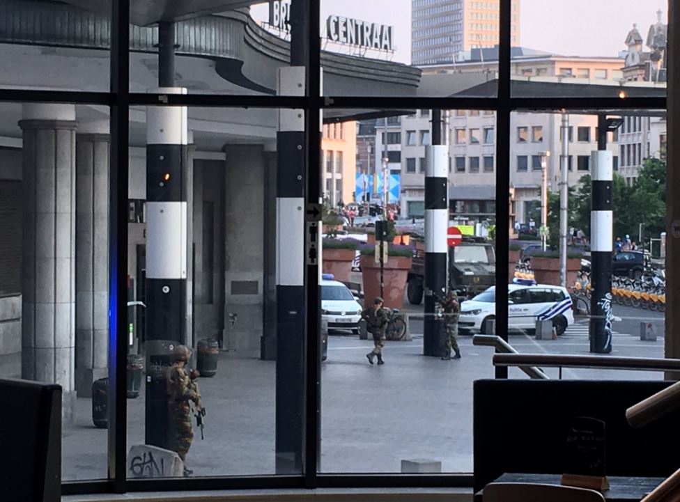 Op Brussel Centraal zijn twee ontploffingen gehoord, oorzaak is nog onbekend ad.nl/buitenland/twe…