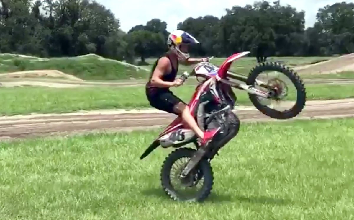 Ken Roczen's back on a CRF! Well, sort of! #MotoHeadMag
motoheadmag.com/roczen-rides-a…