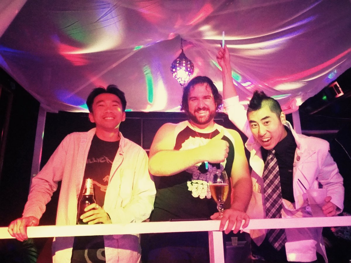 Bar Con had a nice little VIP area to hang out in. Here's Ryuusei (right) with <a href="/aaronify/">Aaron @ Phoenix Ash</a> (center)