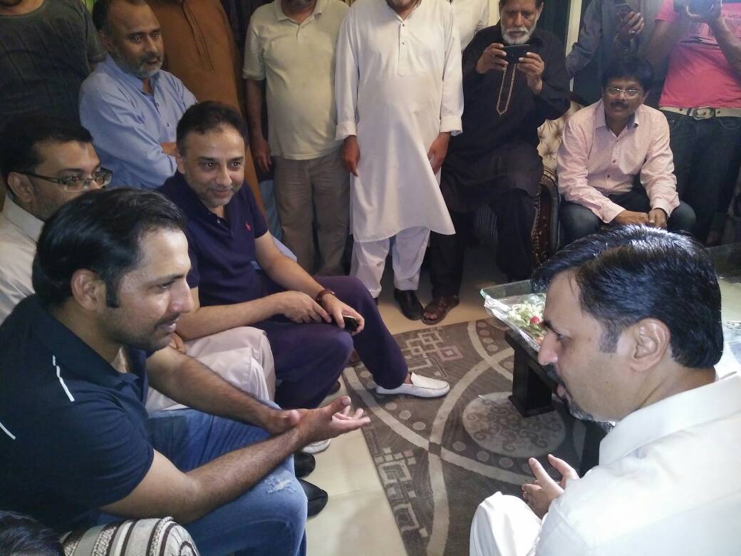 AapKiRaay's tweet photo. چیئرمین پی ایس پی سید مصطفی کمال اور صدر انیس قائم خانی کی قومی ٹیم کے کپتان سرفراز احمد کے گھر آمد KamalPSP https://t.co/2C0lu6KKyo