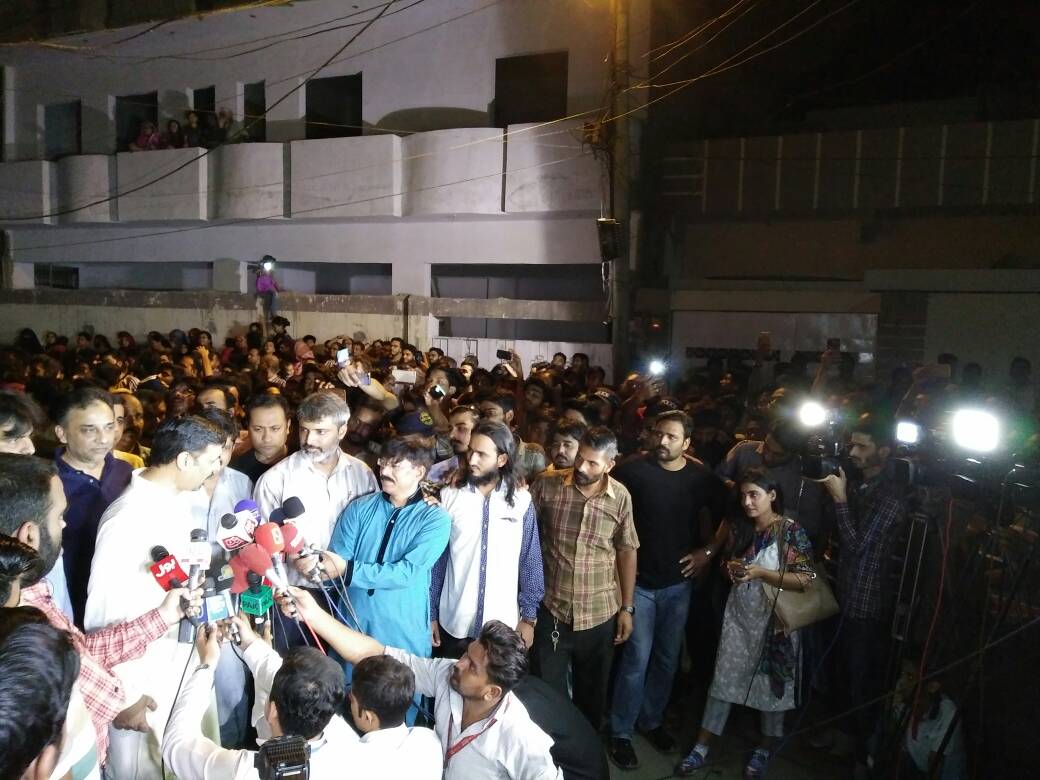 AapKiRaay's tweet photo. چیئرمین پی ایس پی سید مصطفی کمال اور صدر انیس قائم خانی کی قومی ٹیم کے کپتان سرفراز احمد کے گھر آمد KamalPSP https://t.co/2C0lu6KKyo