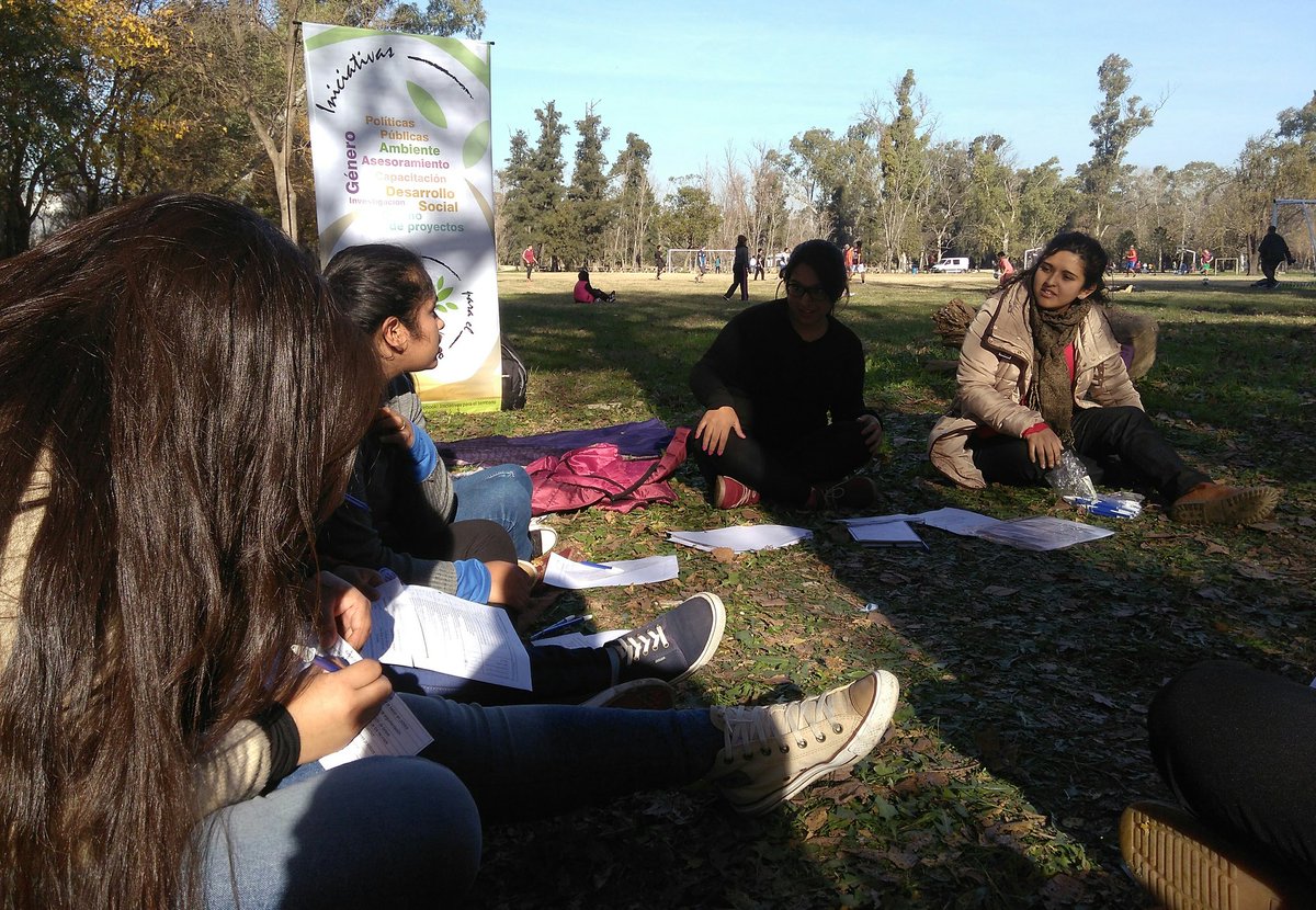 SoyTerritorio's tweet photo. Aprendiendo juntos a armar un currículum: Taller de Inserción Laboral #OndaJoven @FNuevoComienzo https://t.co/4nsmxXZGEb