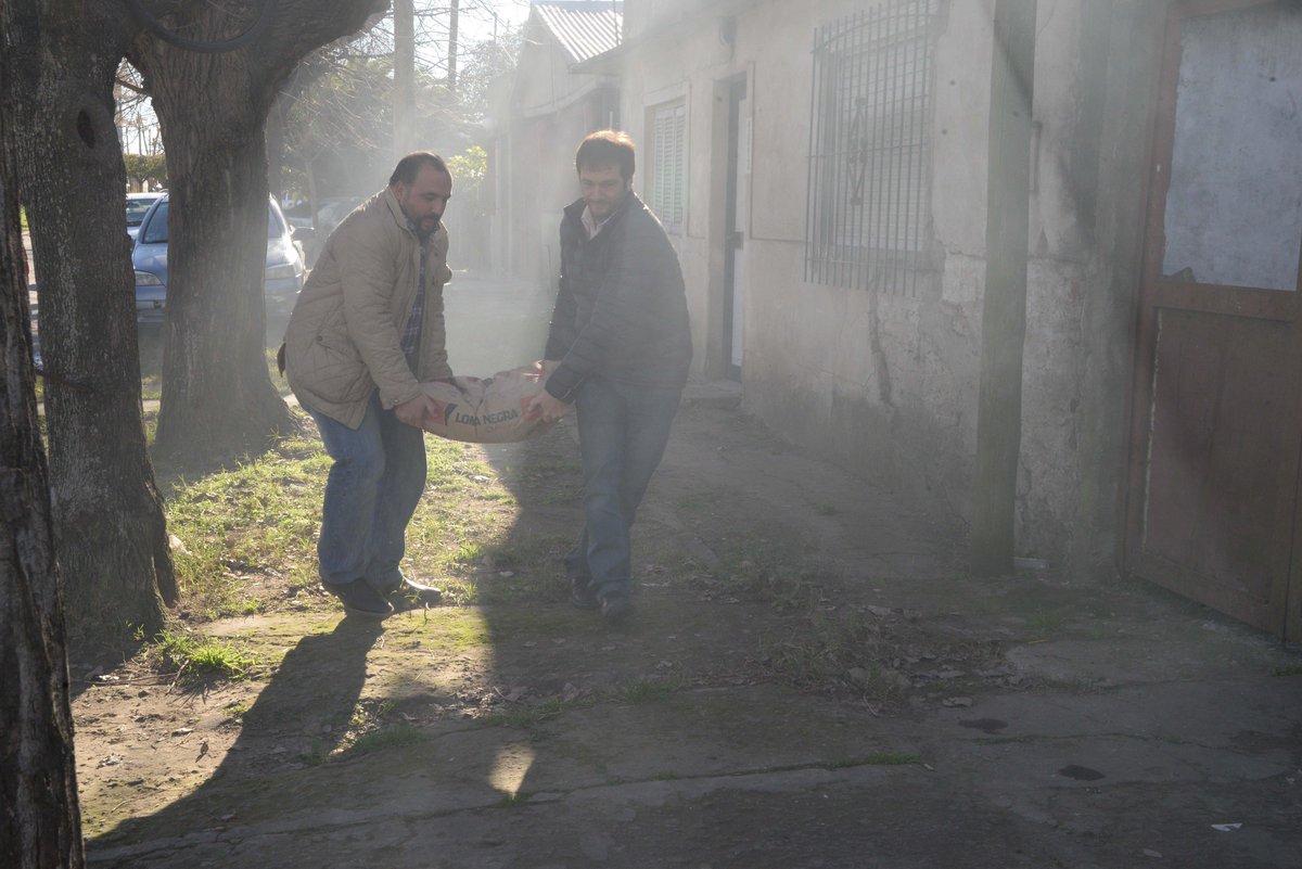 javierGarcia_LP's tweet photo. Volvimos a la casa de Enrique vecino #LosHornos a llevarle los materiales q nos comprometimos con @Danielpescio #sueñocumplido @SergioMassa https://t.co/sC4iLJohpj