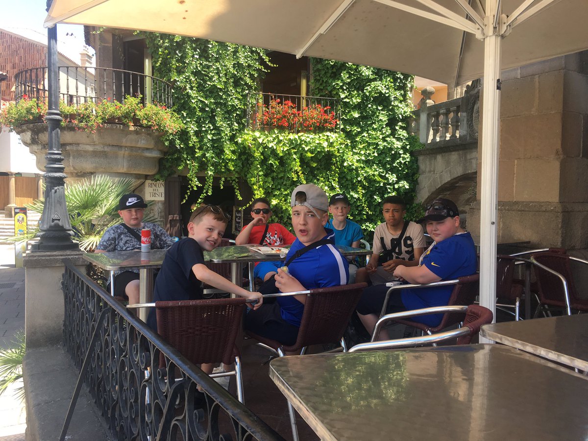 mllemccormack's tweet image. Well done boys 4 going 2 your first Spanish resto w/out adults! So charming they got a free extra pizza ;) @AldersleyHighSc #ahsbarcelona17