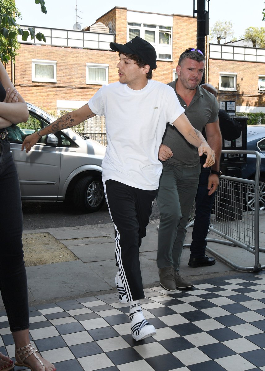 larry_updates_'s tweet photo. New || Louis arriving/ leaving at a studio in London to record the Grenfell Tower charity single 
21-24
(19.06.2017) https://t.co/mq2PiFXFis