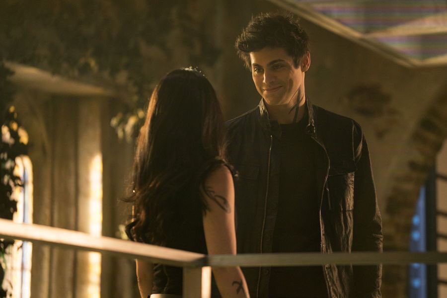 hernameisjenn_'s tweet image. The way they look to each other 😍🙌🏻 #Lightwoods #Shadowhunters @EmeraudeToubia @MatthewDaddario
