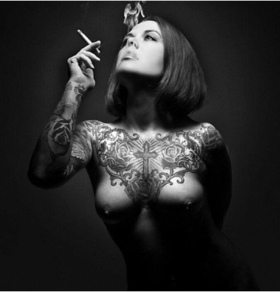 sexysmokers's tweet photo. #sexysmokers #sexylook #badassbitch #iloveher #tattoos #tattoosmokers #bigboobs #smokingtopless #smoking #cigarette #smoke #sexyasfuck https://t.co/CMknrEZyVo