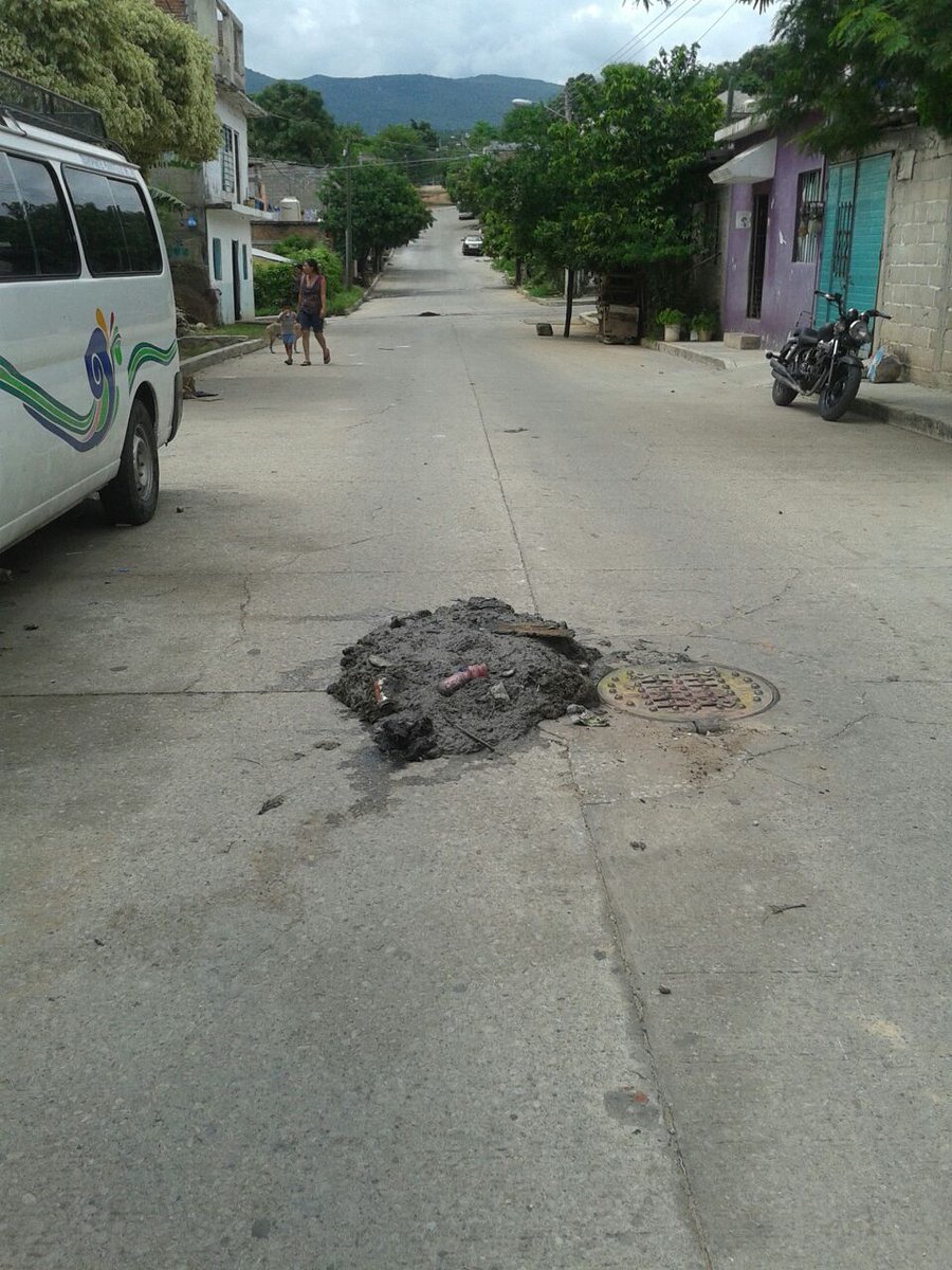 Rev_Bond's tweet photo. Así trabaja @TuxtlaSMAPA deja desechos y olor es muy fuerte a drenaje en C Ébano Nte entre Av Ecinos y Pinos Col Patria Nueva @retioCHIS https://t.co/D8DPues2NN