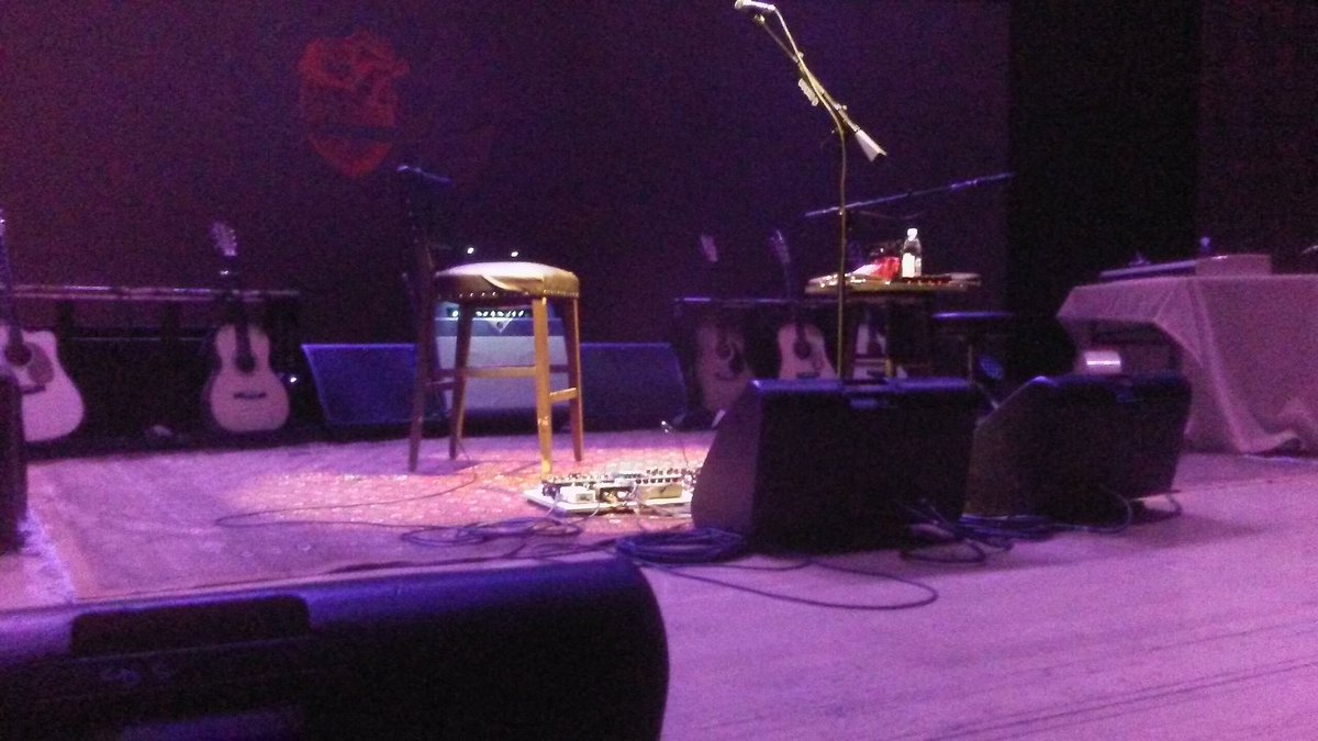 DanielEquisise's tweet photo. ChrisCornell one year ago tonight before his performance, https://t.co/akELBWnzy7
