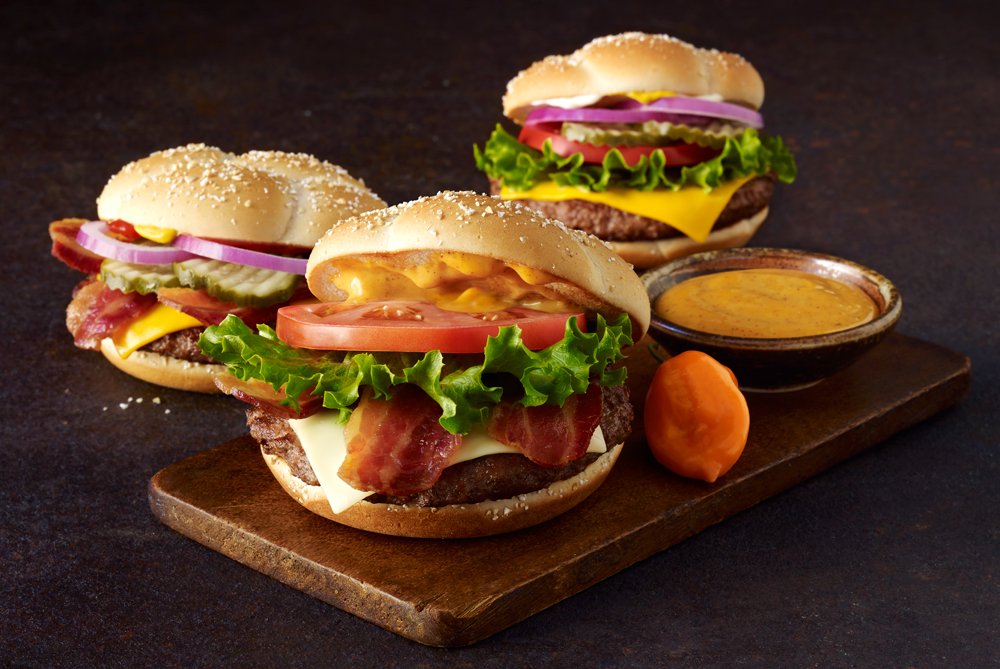 Delish's tweet image. Why People Are Pissed About The Fresh Beef Burgers At McDonald's dlsh.it/MNdmvtx