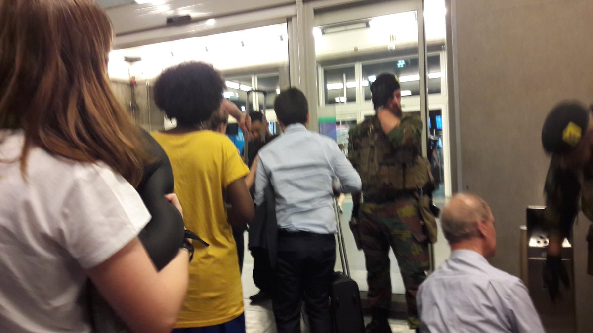 Les voyageurs sont fouillés par les militaires à l'entrée de #BruxellesMidi