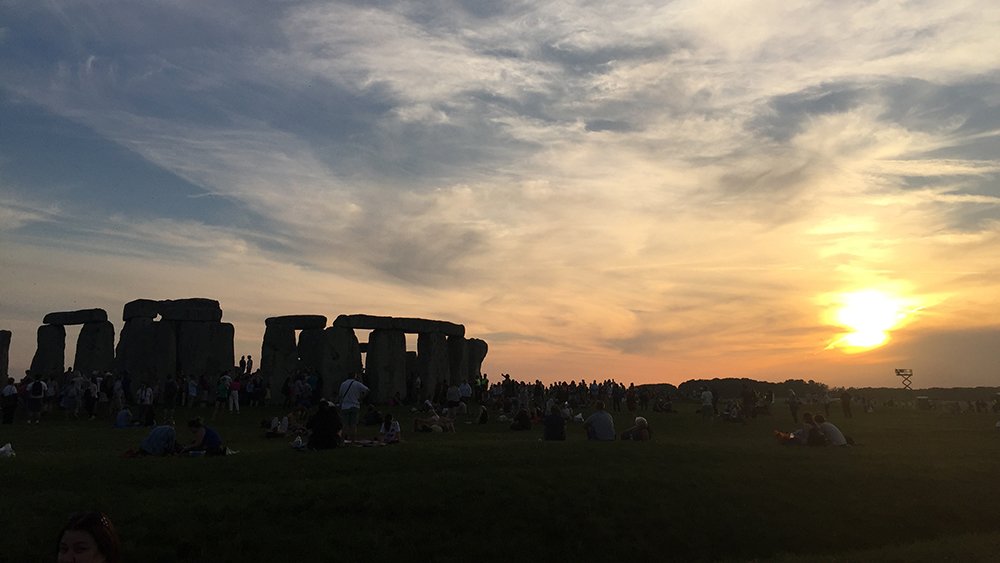 EnglishHeritage's tweet photo. What a magical sunset at @EH_Stonehenge! #SummerSolstice https://t.co/n2kr3tJO9e