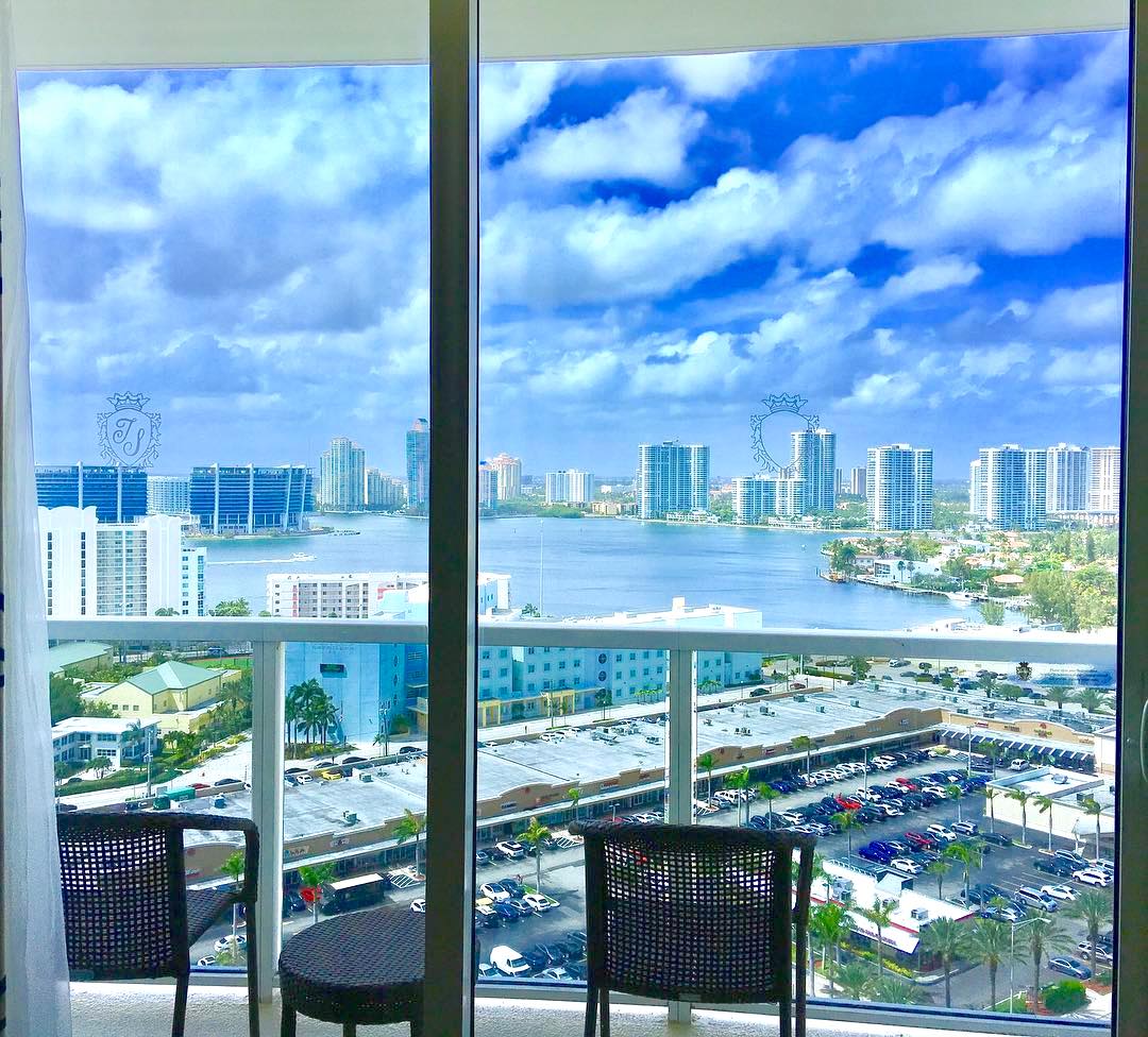 TrumpMiami's tweet photo. Getting one last glimpse of this picturesque view before checking out. #BlueViews || Photo: masciamecchia | https://t.co/pNl0cUUQQG https://t.co/flWT89oPzb
