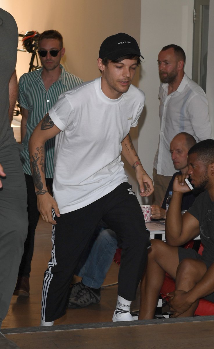 larry_updates_'s tweet photo. New || Louis arriving/ leaving at a studio in London to record the Grenfell Tower charity single 
37-40
(19.06.2017) https://t.co/qduzmrvSOM