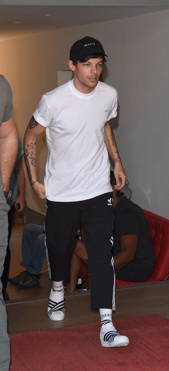 larry_updates_'s tweet photo. New || Louis arriving/ leaving at a studio in London to record the Grenfell Tower charity single 
37-40
(19.06.2017) https://t.co/qduzmrvSOM