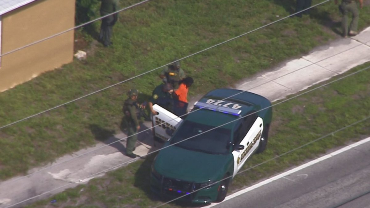 #UPDATE Barricaded suspect now in custody bit.ly/2rOfHkN https://t.co/sTU9Lqqm5r