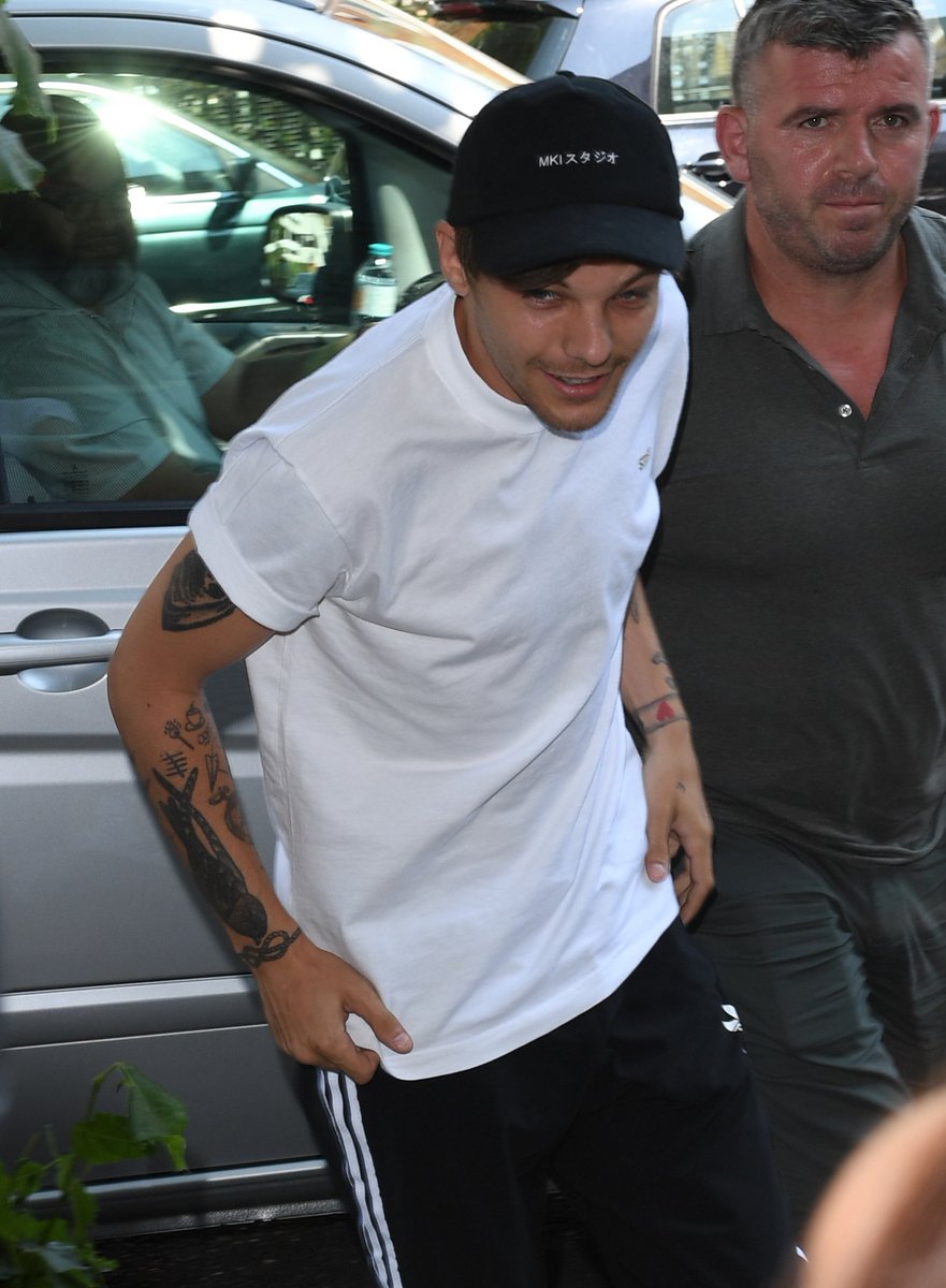 larry_updates_'s tweet photo. New || Louis arriving/ leaving at a studio in London to record the Grenfell Tower charity single 
33-36
(19.06.2017) https://t.co/ckrMh2rXa1