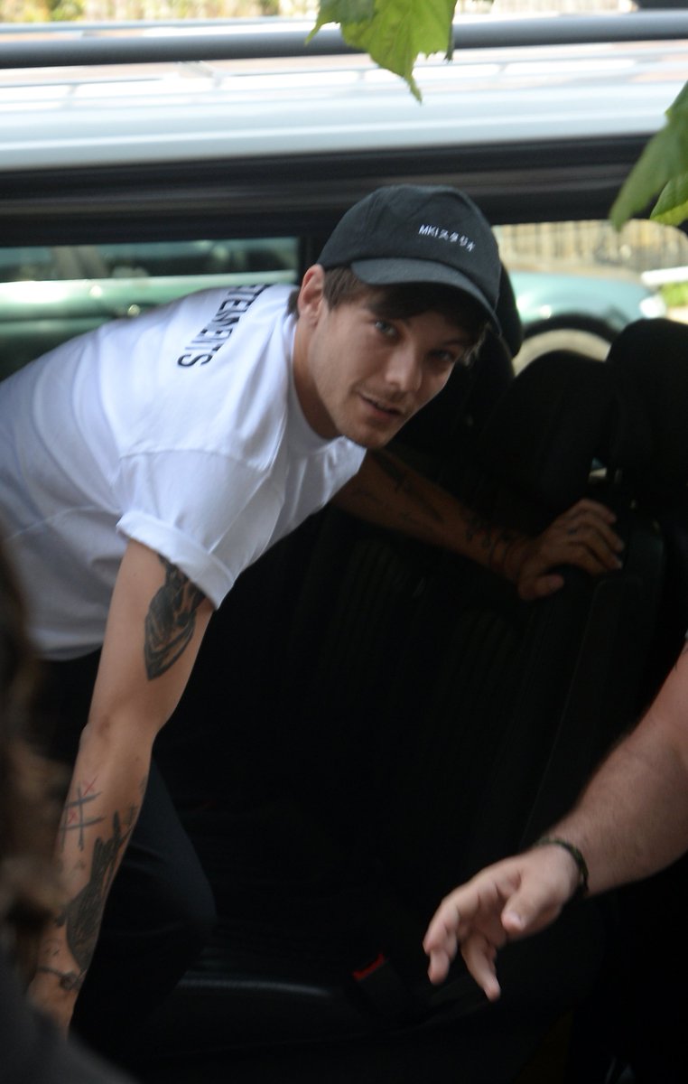 larry_updates_'s tweet photo. New || Louis arriving/ leaving at a studio in London to record the Grenfell Tower charity single 
41-44
(19.06.2017) https://t.co/zkpm2aGrnv