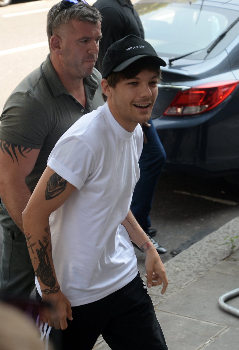 larry_updates_'s tweet photo. New || Louis arriving/ leaving at a studio in London to record the Grenfell Tower charity single 
49-52
(19.06.2017) https://t.co/JKyOsFxWsS