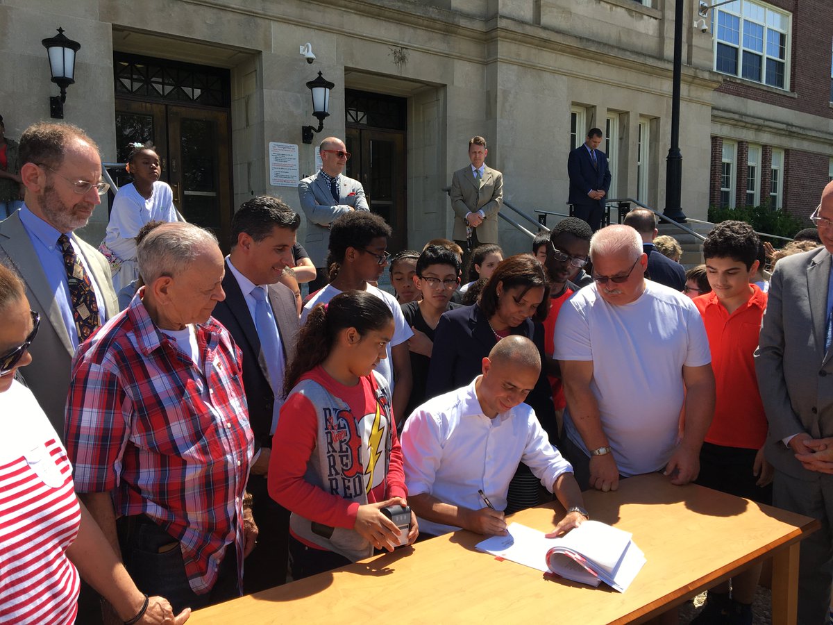 Jorge_Elorza's tweet photo. Proudly signed the #OnePVD budget that positions #PVD to be a better to city to invest in, visit & call home. https://t.co/ssQbyjsxcU https://t.co/Xbpuvn1hae