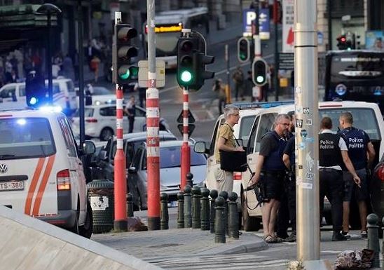 Bourru14's tweet photo. Ouf, ce policier Belge n'as pas de chaussette !!! 

#wtf 
#Bruxelles 
#garecentrale https://t.co/AlDhBAUTrC