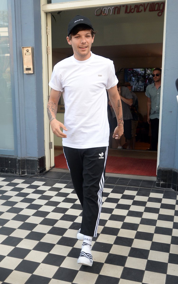 larry_updates_'s tweet photo. New || Louis arriving/ leaving at a studio in London to record the Grenfell Tower charity single 
57-60
(19.06.2017) https://t.co/WqSmP4pdz5