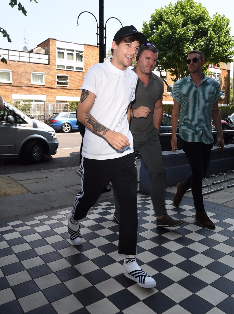 larry_updates_'s tweet photo. New || Louis arriving/ leaving at a studio in London to record the Grenfell Tower charity single 
61-64
(19.06.2017) https://t.co/hkCpg1JiVl