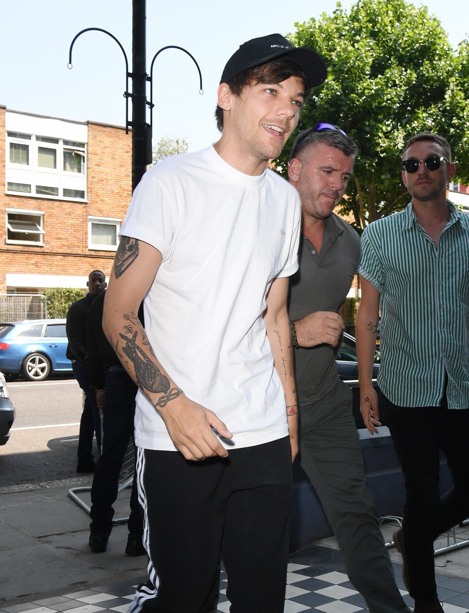 larry_updates_'s tweet photo. New || Louis arriving/ leaving at a studio in London to record the Grenfell Tower charity single 
65-66
(19.06.2017) https://t.co/W3u7sP3fdL