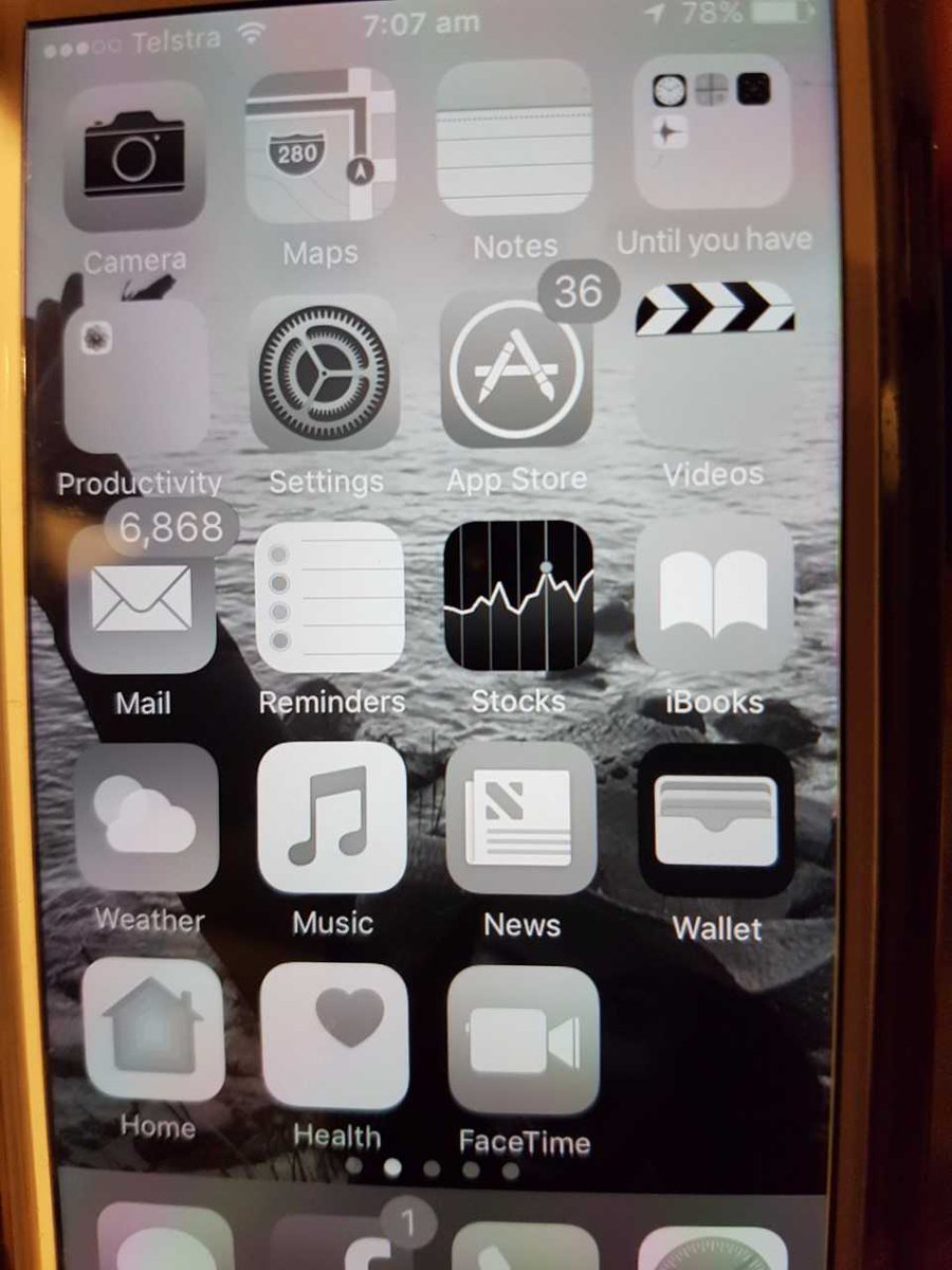 abcmelbourne's tweet image. #RedSymons solution to too much phone exposure. Make it black and white! Enough to keep you irritated not to look at it.