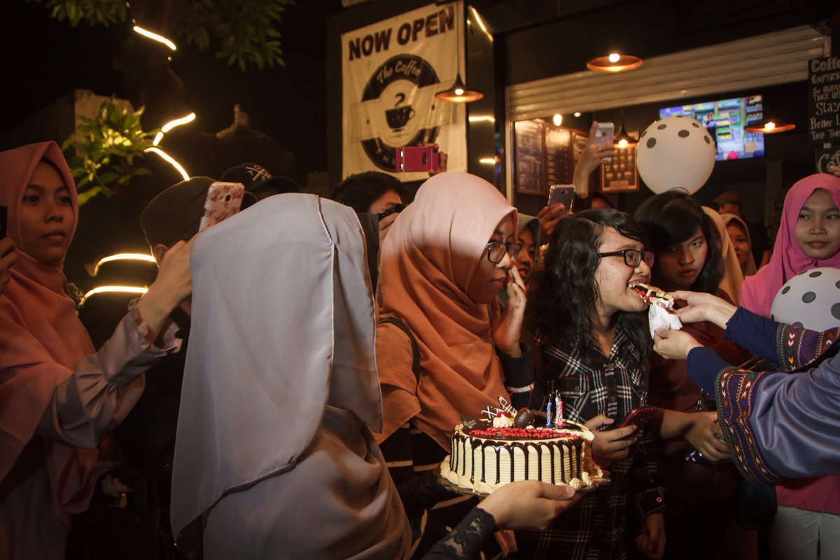 insomNISA_Indo's tweet photo. Disuapin kue.. 😊 sama teteh @AnisaRahma_Adi di #BukberAnisaRahma 190617 https://t.co/IB3XO5XrG8
