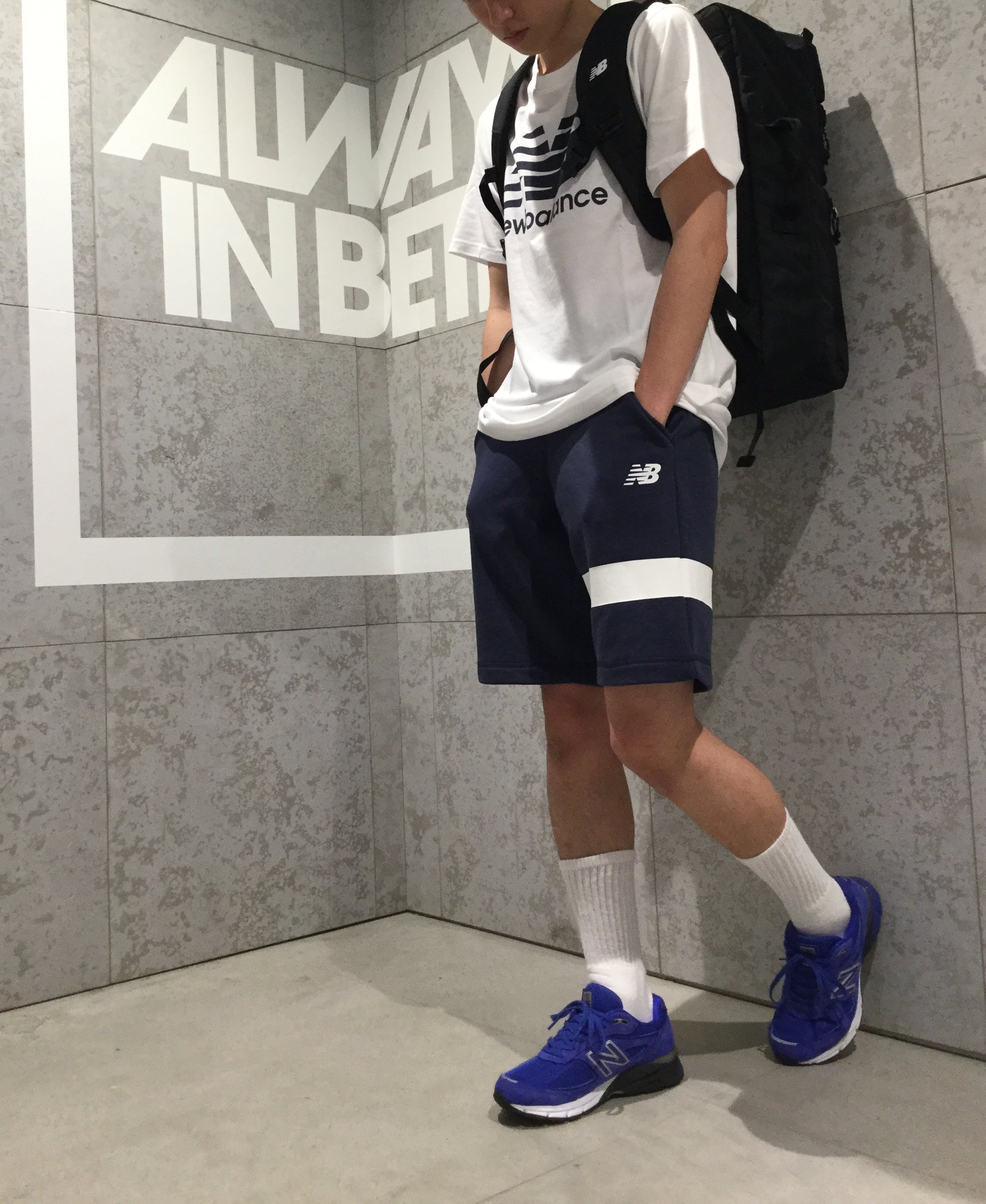 ニューバランスフラッグシップストア原宿 Nbスタイリング ゆったりとしたtシャツに膝丈のハーフパンツ ソックスを組み合わせた ストリートコーデ クラシックロゴt 3 300 税 クラシックフリースショーツ 5 900 税 メイドインusaミッドレングス