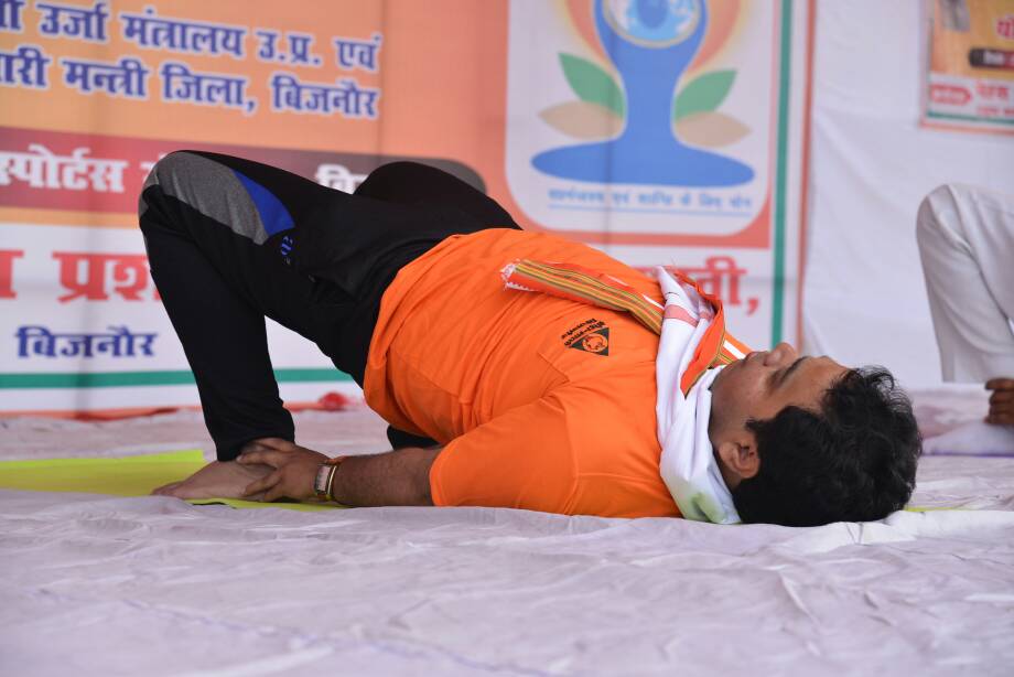 ptshrikant's tweet photo. #InternationalYogaDay भुजंगासन, सेतुबंधासन, अर्धहलासन, मकरासन @BJP4India @BJP4UP @UPGovt https://t.co/KdaD50pxfS