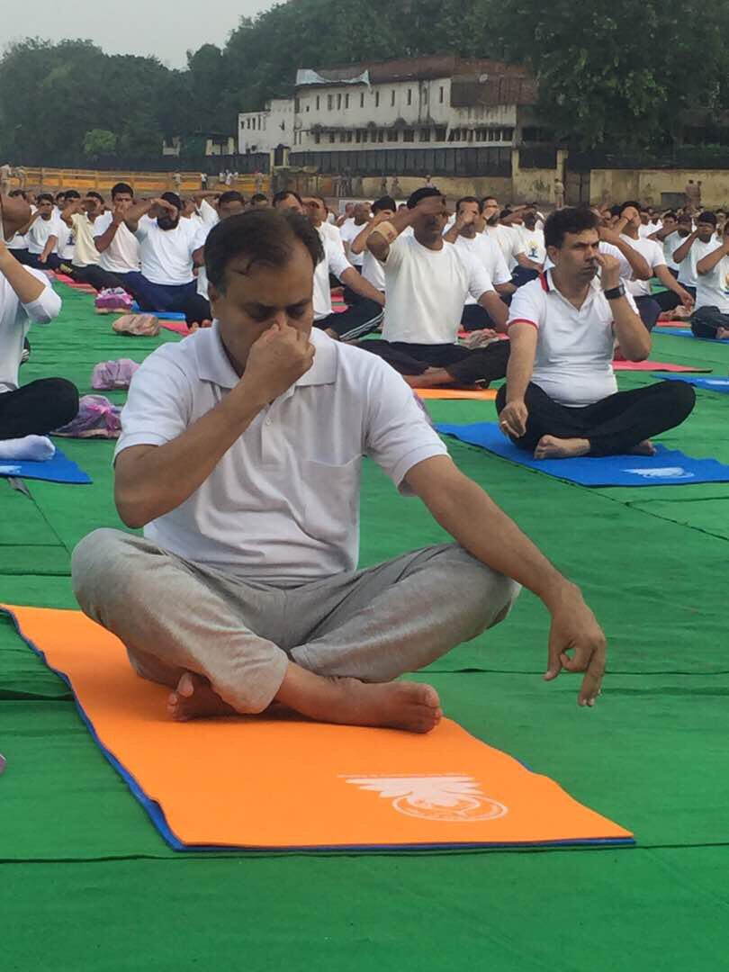DelhiPolice's tweet photo. 'Yoga accepts. Yoga gives.' #MagicOfYoga #InternationalYogaDay yog session organised by @DelhiPolice at Ram Leela Maidan https://t.co/MrYq4nVOVv