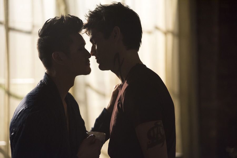 babygalitzinee's tweet photo. What if this whole thing is a dream Magnus has and then he cries when he wakes up cuz it didn't happen & Alec comforts him. ๐ #crackplot https://t.co/alLHOgvl3f