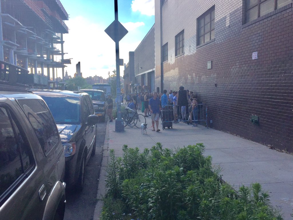 They're already lining up for the show tonight! Well, maybe not for us but shits gonna be fun. Get over here!@RoughTradeNYC