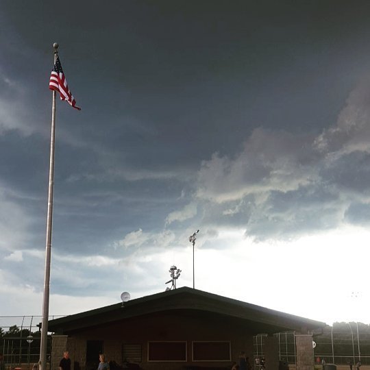 JenMcMillin's tweet image. Ominous clouds at Tim's #softball game. #decaturparks #ilwxwatch ift.tt/2rSAFKs
