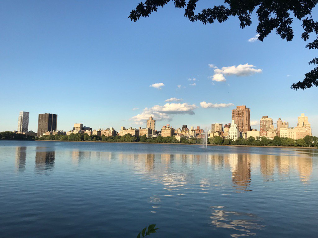 MaryNYC1's tweet photo. Nothing like #Running in #NYC @CentralParkNYC  #RunningAfterWork #RunningClearsTheHead https://t.co/tWy1wNeCjq