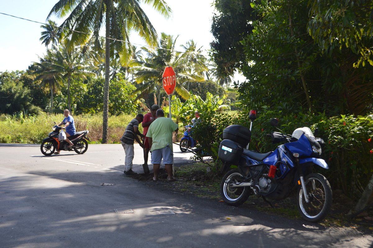 Small Police team continue volunteer work today resurrecting Rarotonga road signs.
