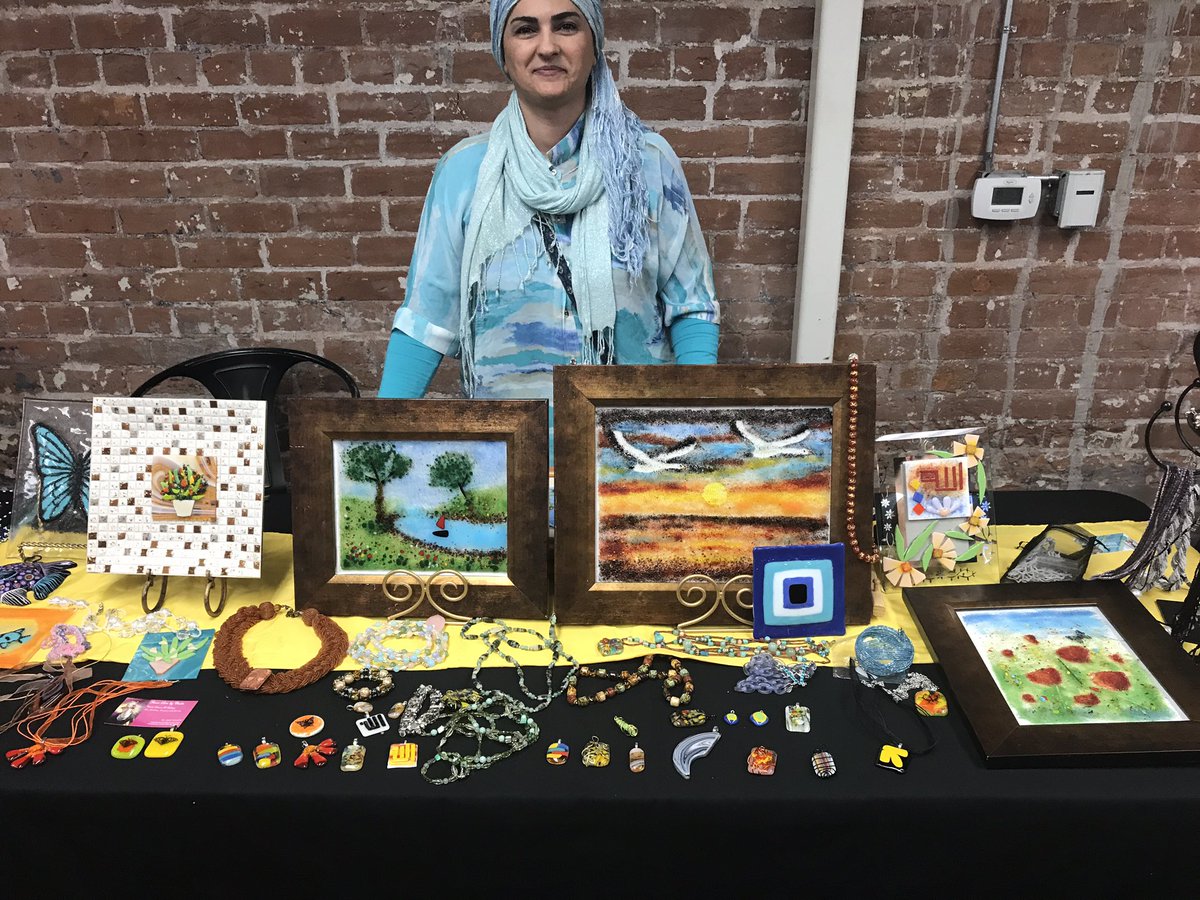 thnkoutside_box's tweet photo. Happy #WorldRefugeeDay with these refugee entrepreneurs via @theIRC. #IRCPhoenix #entrepreneur https://t.co/S8kZ1UyuEf