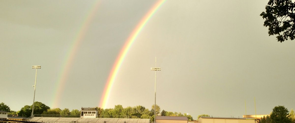 1prettyredhead's tweet photo. This glorious #rainbow was just staring at me from my kitchen window. #GodsPromise #TurtleTown #GoEagles https://t.co/tvXDcDmDOs