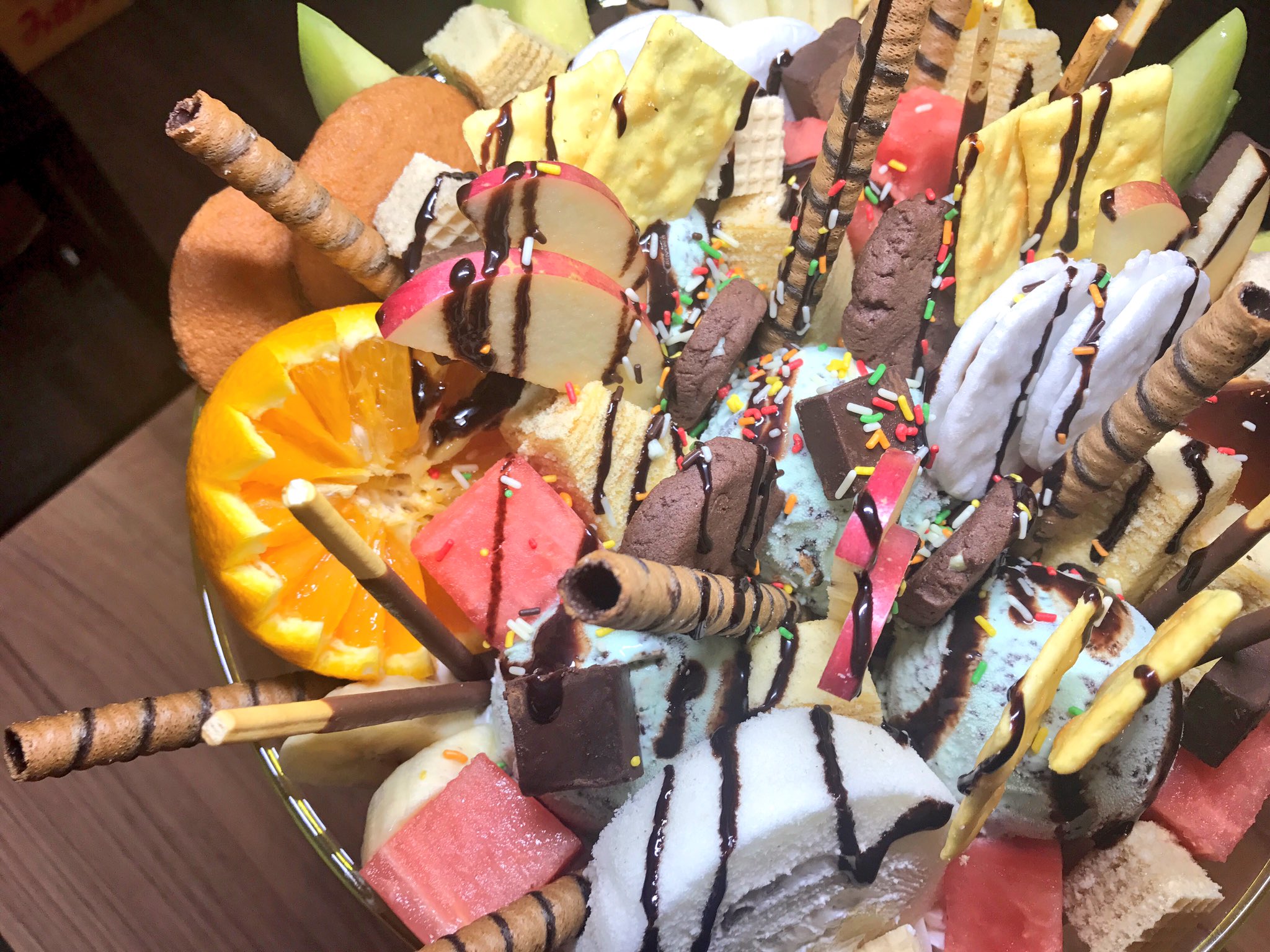 ダメ太郎 富山県高岡市にあるサンファミリアにて チョコミントのジャンボパフェ 要予約 を作って貰いました パフェは食材の相性次第ですが アレンジが可能でメニューに無いonly Oneのパフェを作って貰えるのが魅力です チョコミント ジャンボ