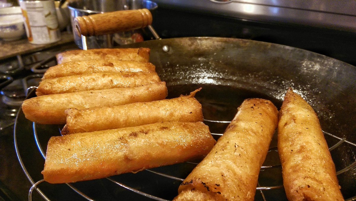 globalcravings's tweet photo. My go to snack when I just want something crispy, crunchy and super #delicious, #Vietnamese #eggrolls #ChaGio! #deepfried #foodie #blogger https://t.co/CjG6aXAEiU