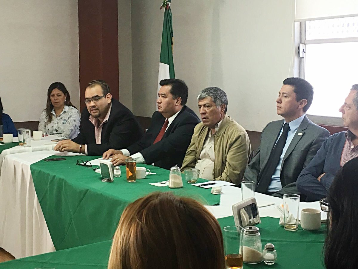 TizayucaSegura's tweet image. "Hoy #Srio @Edwin_HernandG acompañó #Presidente Gabriel Garcia Rojas a #Reunión de #Seguridad
con @CanacintraTizay"
